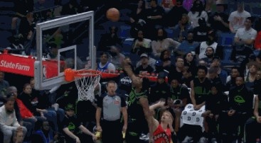 德甲2025-直接上看台！米西贴防迪克暴起大帽扇飞后者上篮